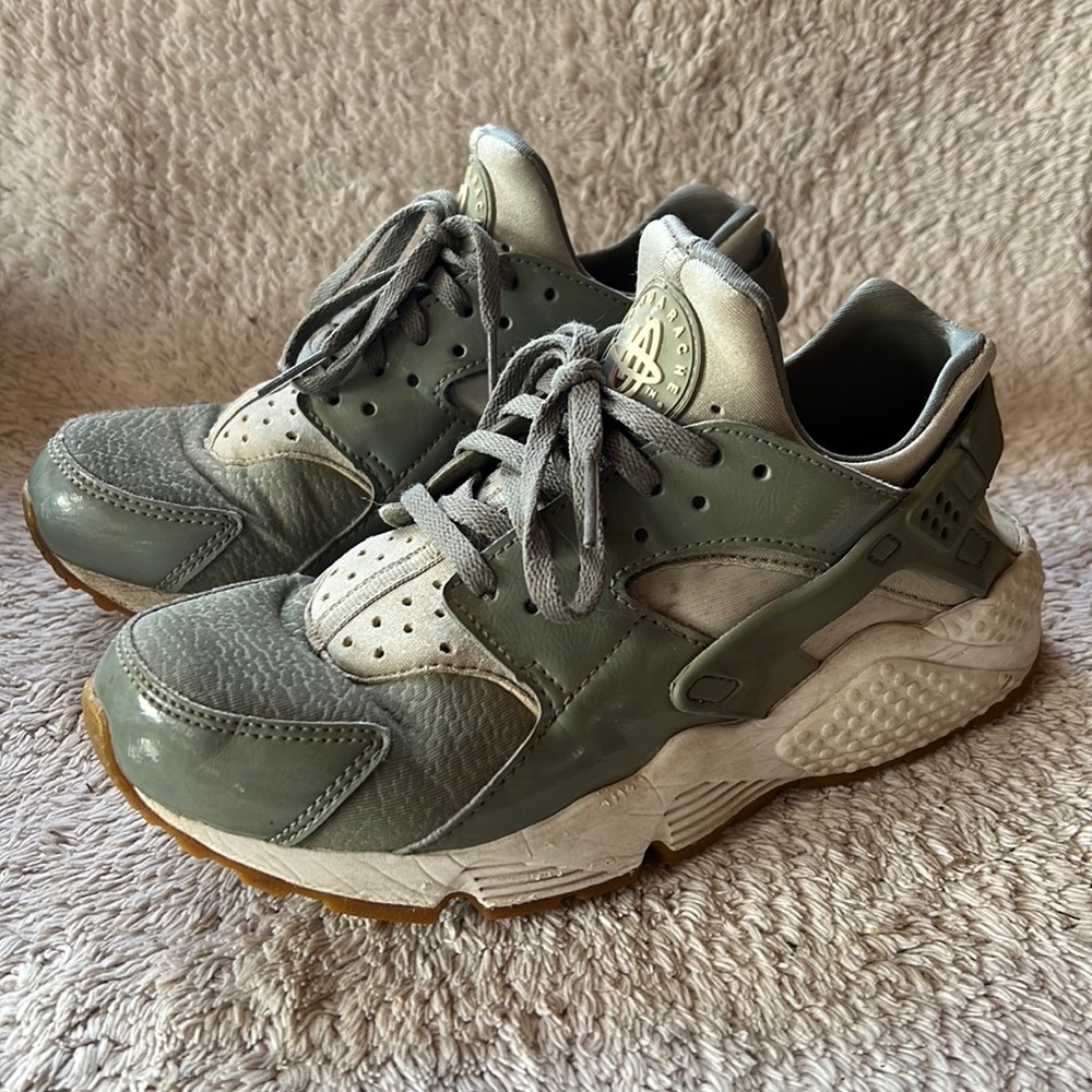 Womens Nike Air Huarache - 6.5 - Green